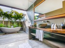 Villa Yoga Seminyak, Master Bathroom